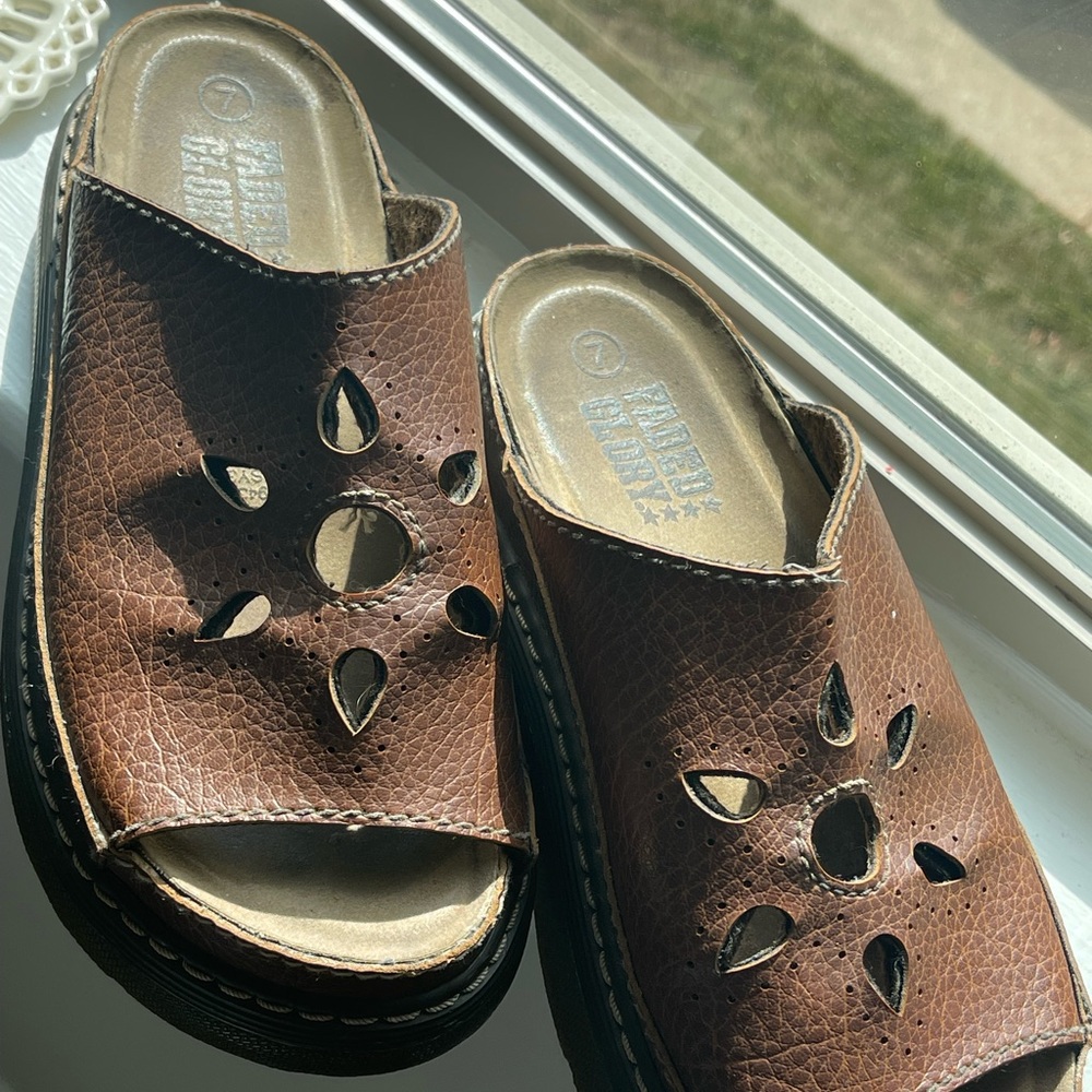 Faded glory platform sandles! Super cute and comfy! US W 7